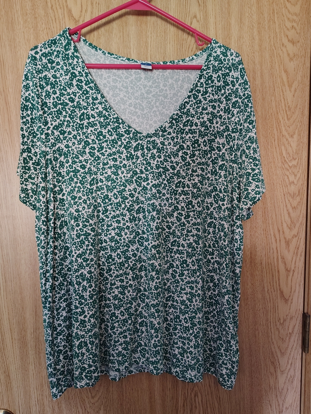 XL Old Navy Women’s Green Floral V-Neck Top